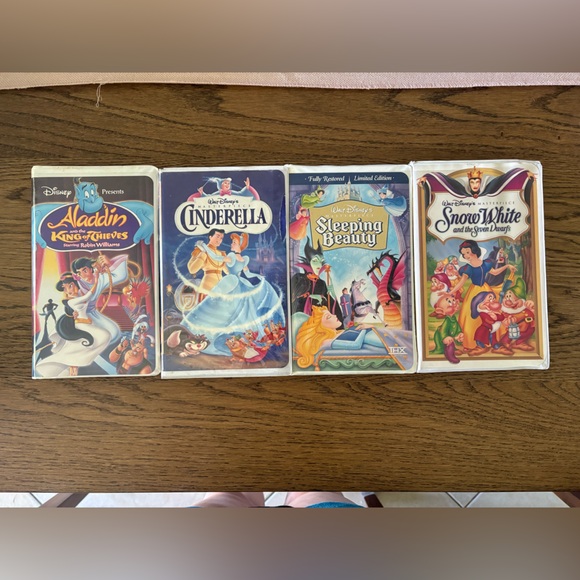 Disney Classic VHS Collection - Picture 1 of 3